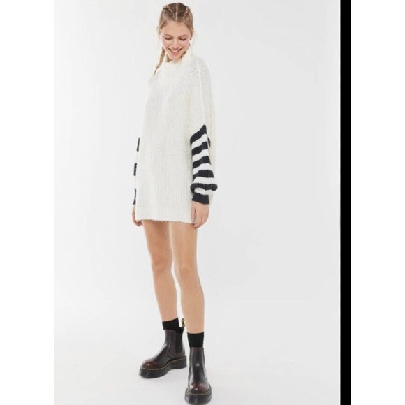Urban Outfitters Gemini Turtleneck Tunic Sweater Size XS Balloon Sleeve Ivory - Picture 2 of 15
